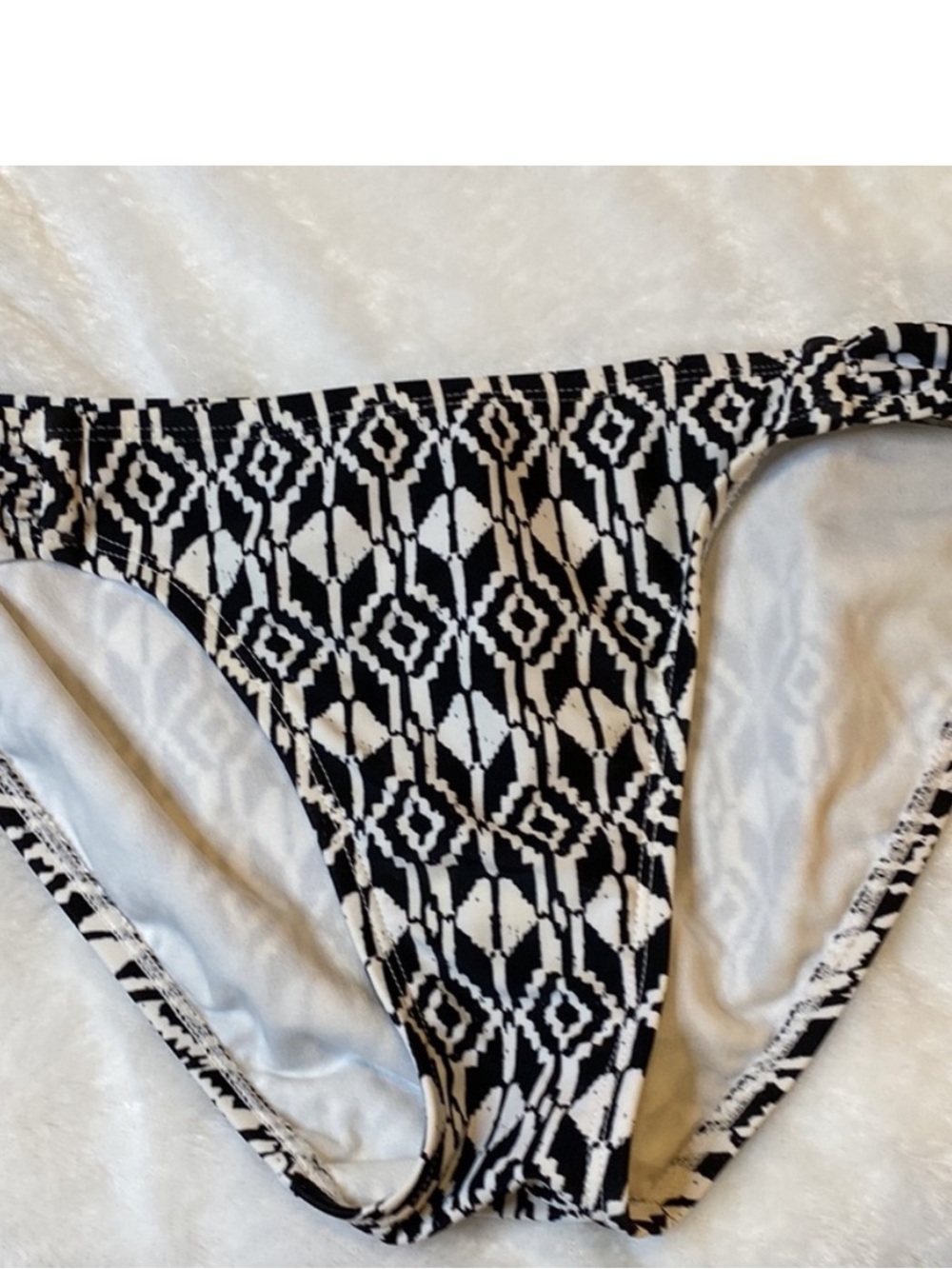 Old Navy Size Small Geometric ikat print bikini bottom
Good Preowned Condition